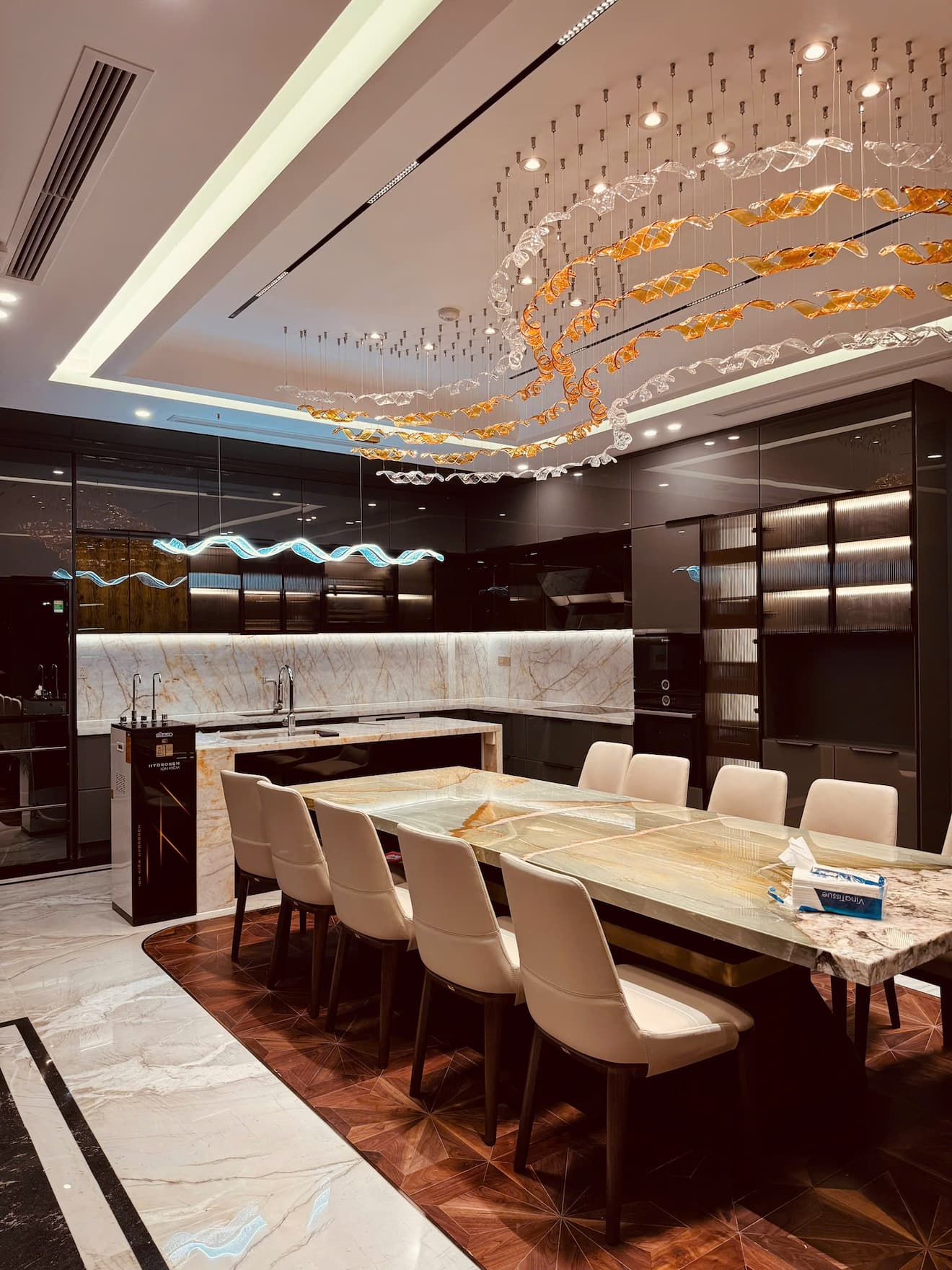 Tủ bếp cánh kính